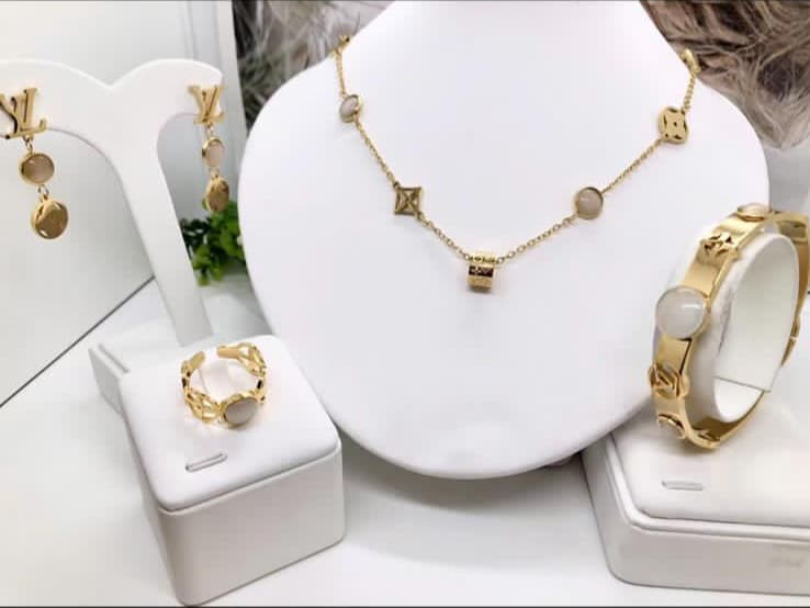 Luxury Gold Charm Jewelry Set – Elegant LV-Style Fashion for Women